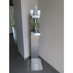 Händedesinfektionsstation mit Regalen