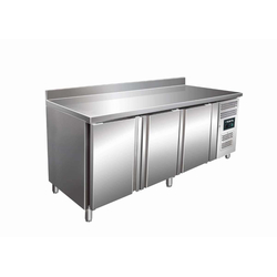 SARO Kühltisch mit 3 Türen und Aufkantung, Modell KYLIA 3200 TN